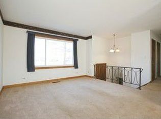 7828 Hiawatha Pkwy, Woodridge, IL