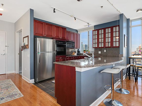 3rd image of 1515 S Prairie Ave Unit 1402
