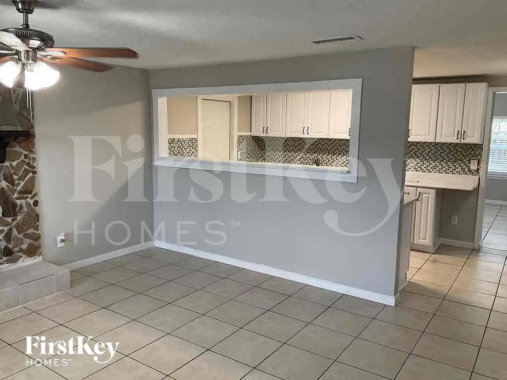 3 bed, 1.5 bath, 1232 sqft, $1,720 — Photo 4