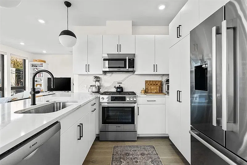 1 bed, 1.0 bath, 915 sqft, $1,950 — Photo 3