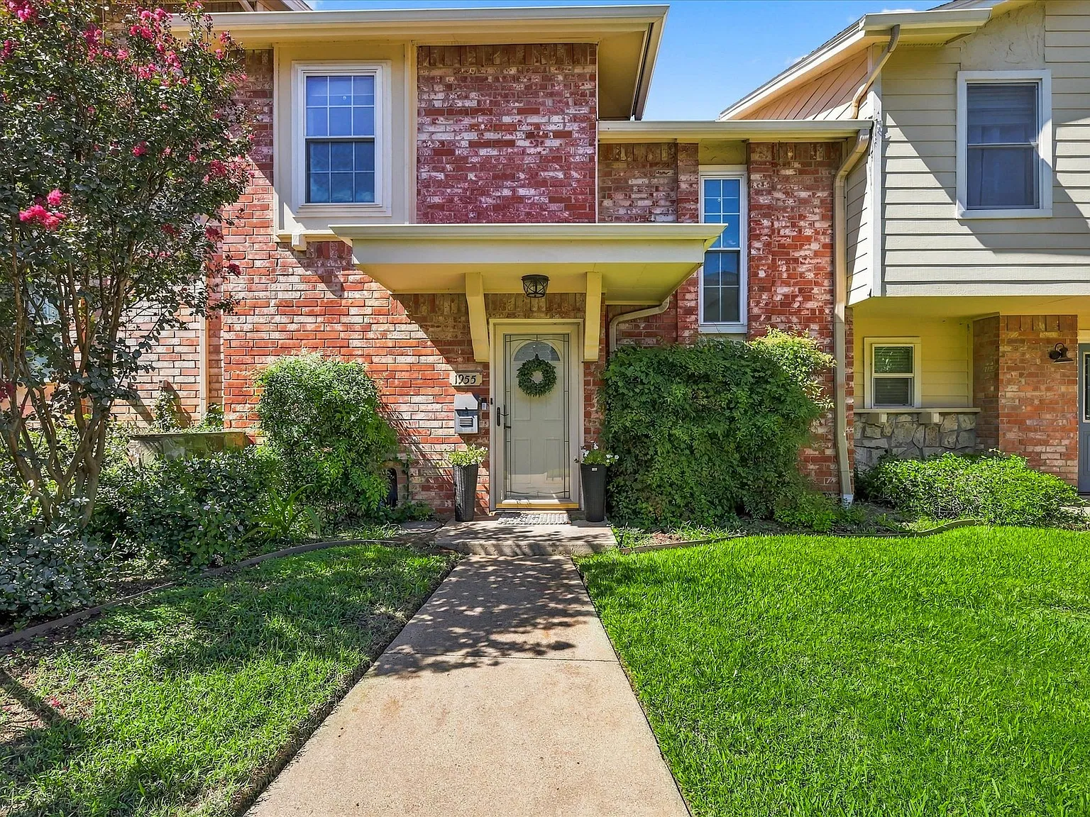 2 bed, 1270 sqft, $2,300 — Photo 1