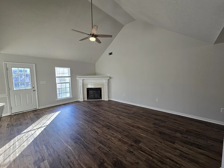 639 Lory Ln — Photo 6