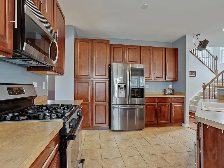 620 Geneva Ct — Photo 11