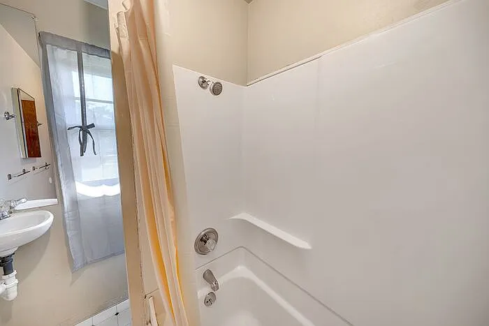 1 bed, 1.0 bath, $1,350 — Photo 1