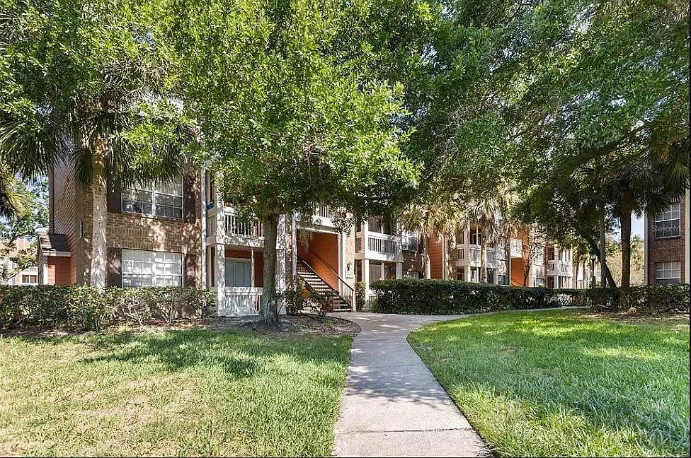10200 Gandy Blvd N — Photo 1