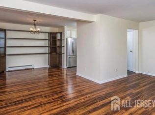 703 Cricket Ln #8, Woodbridge, NJ 07095
