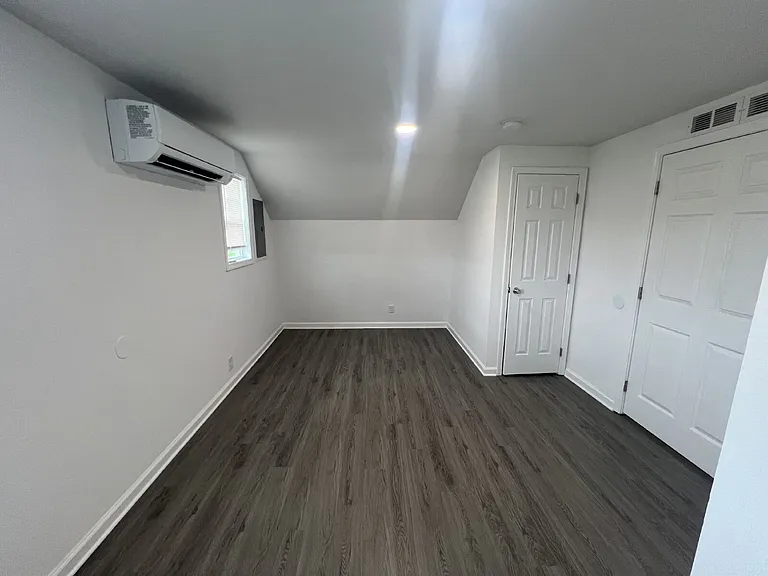 1043 Ross Ln — Photo 13