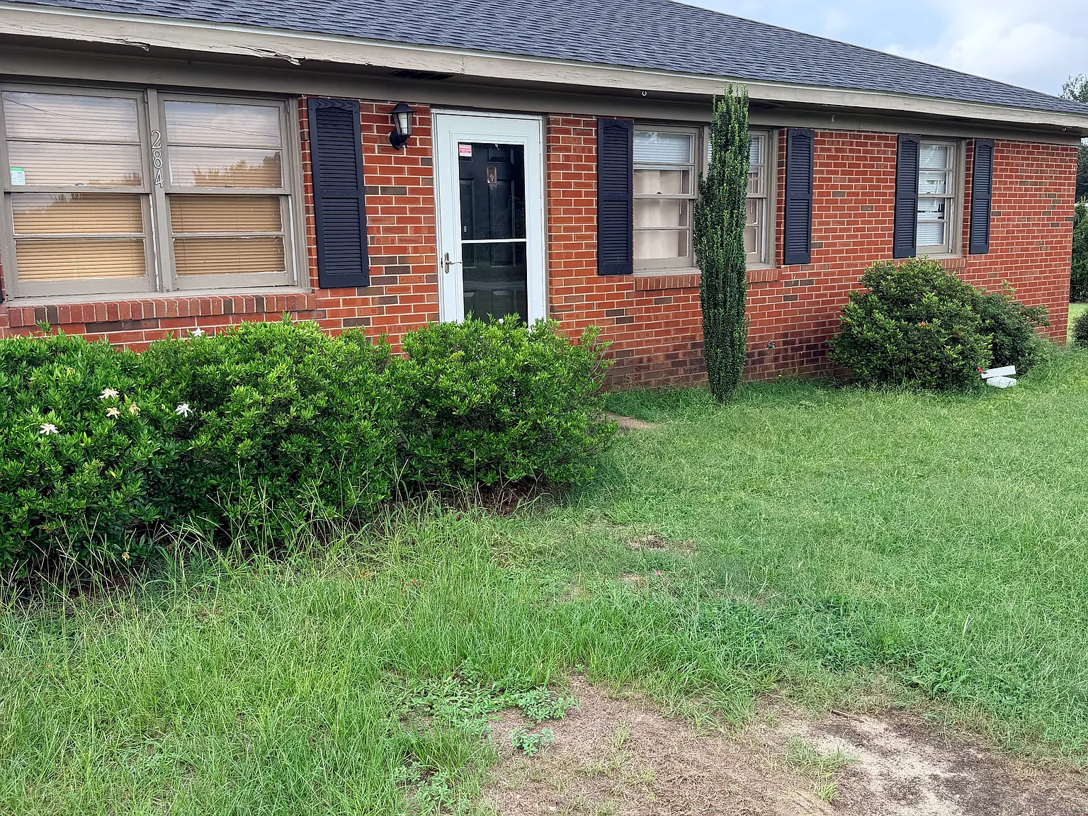 3 bed, 1.5 bath, 1200 sqft, $1,350 — Photo 1