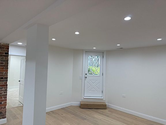 5th image of 1046 N Rockwell St #1G