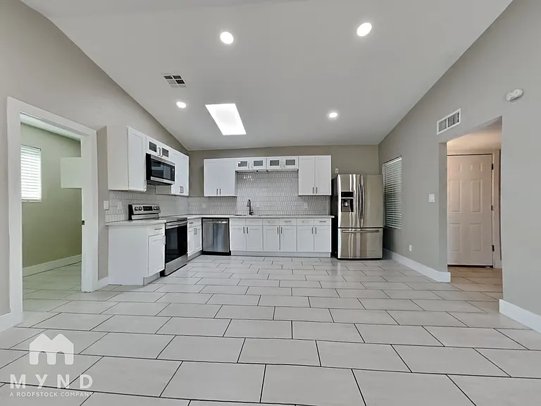 227 W Kerry Ln — Photo 1