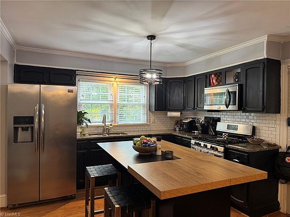 3rd image of 909 Knollwood St