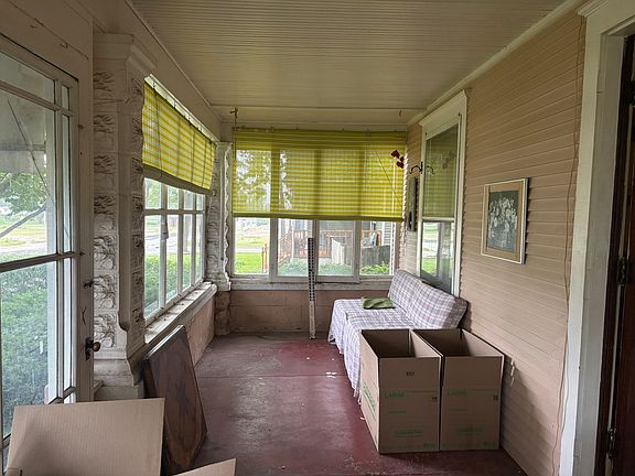 4th image of 220 Avenue E Ave