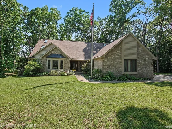 9828 Whisperwood Ln, Brighton, MI 48116