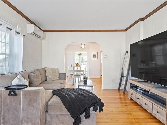 4th image of 10 Lake View Pl