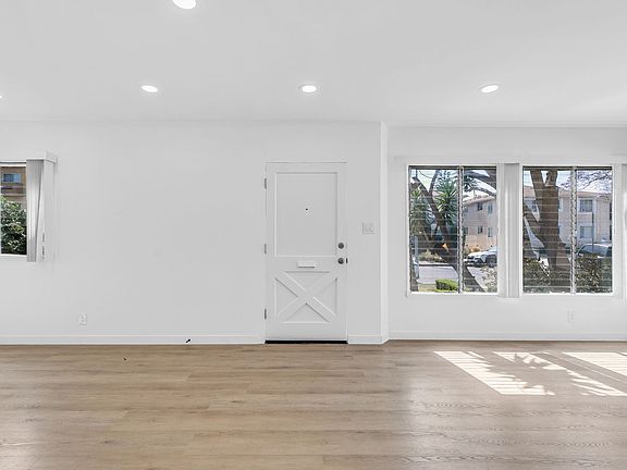 5th image of 1122 S Shenandoah St #1