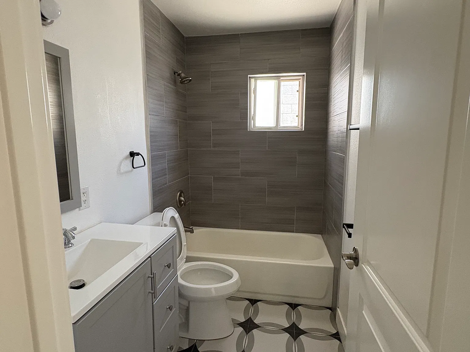 2 bed, $2,565 — Photo 1