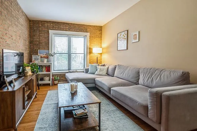905 W Cornelia Ave #2W — Photo 4