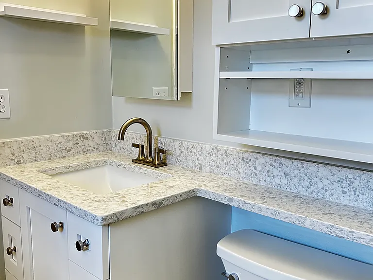 Ensuite bathroom w/ Standup Shower