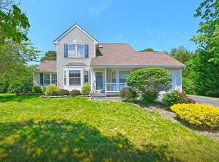 8 Thunder Rd, Miller Place, NY 11764