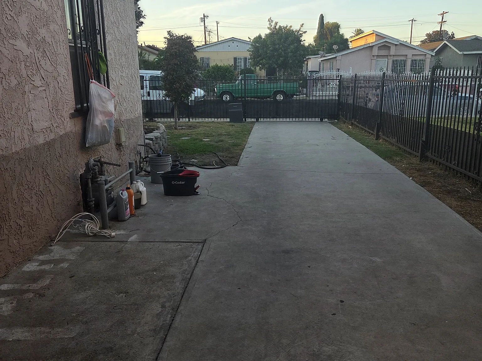E 104th St, Los Angeles — Photo 2