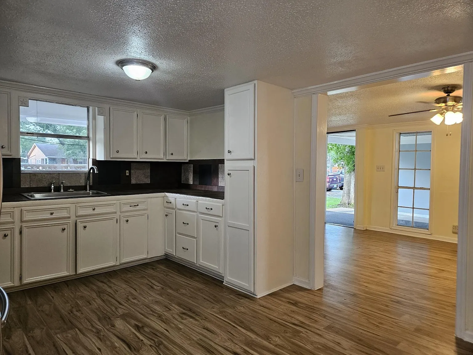 3 bed, 1.0 bath, 1272 sqft, $1,650 — Photo 1