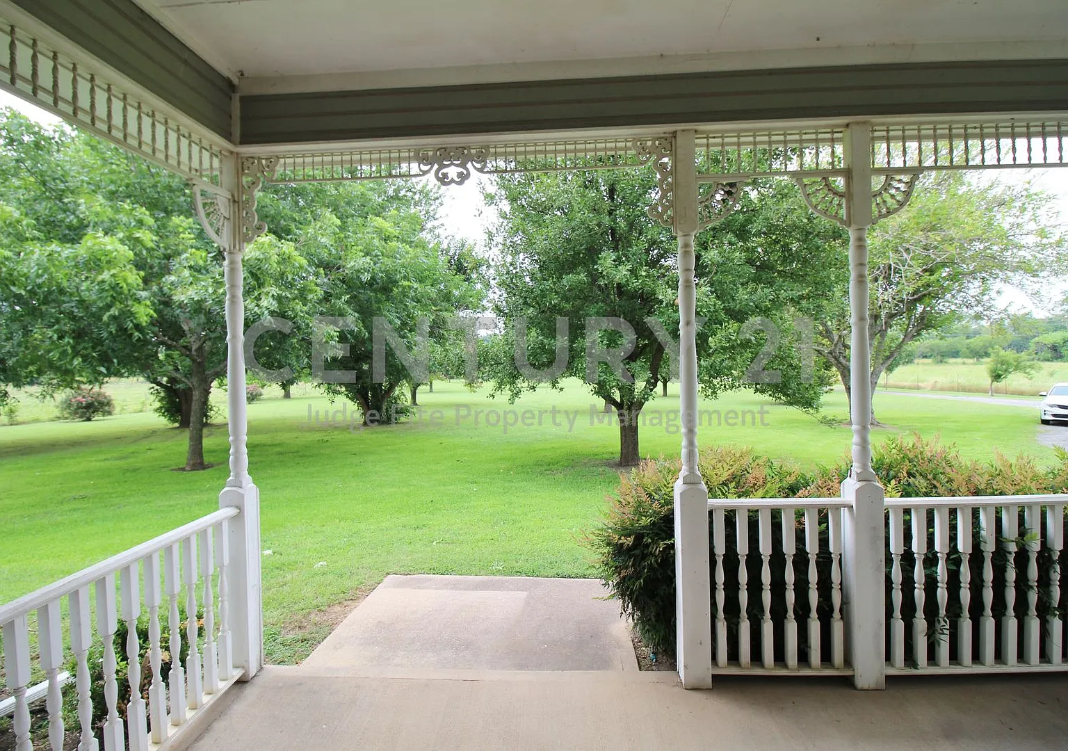 Grand Two-Story, 3/3.5 Victorian Retreat Situated on 2 + Acres in Waxahachie For Rent! — Photo 4