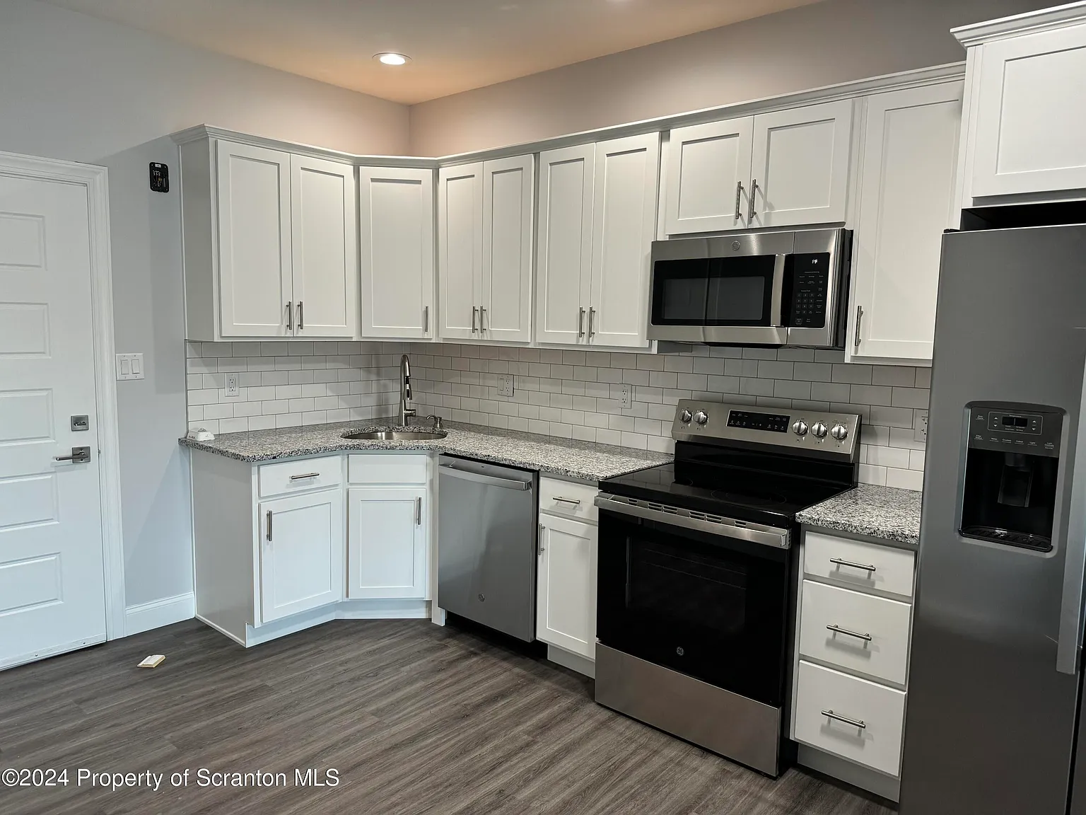 2 bed, 2.0 bath, 1400 sqft, $1,900 — Photo 3