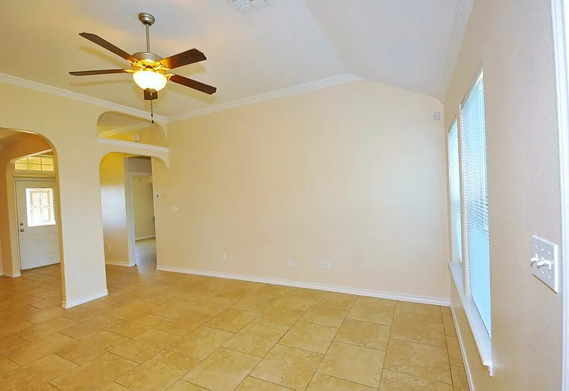 3 bed, 1637 sqft, $2,400 — Photo 3