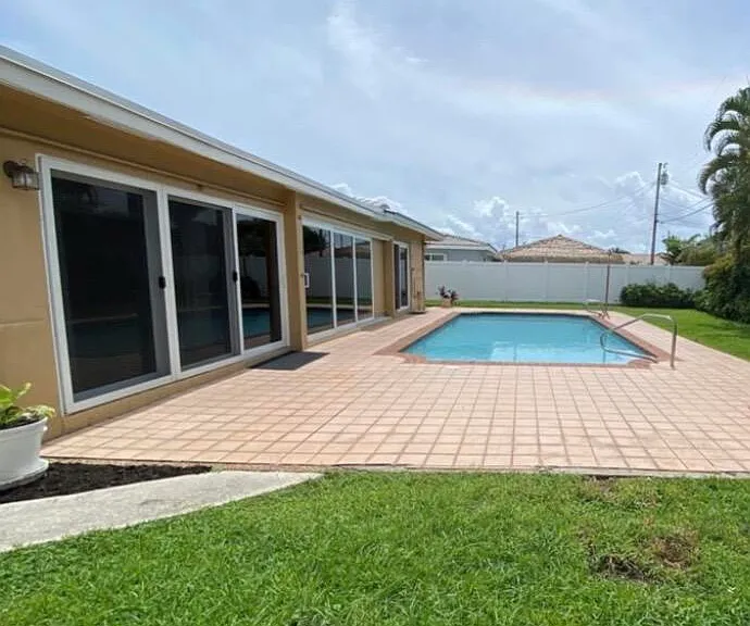 1230 SE 14th Dr — Photo 3