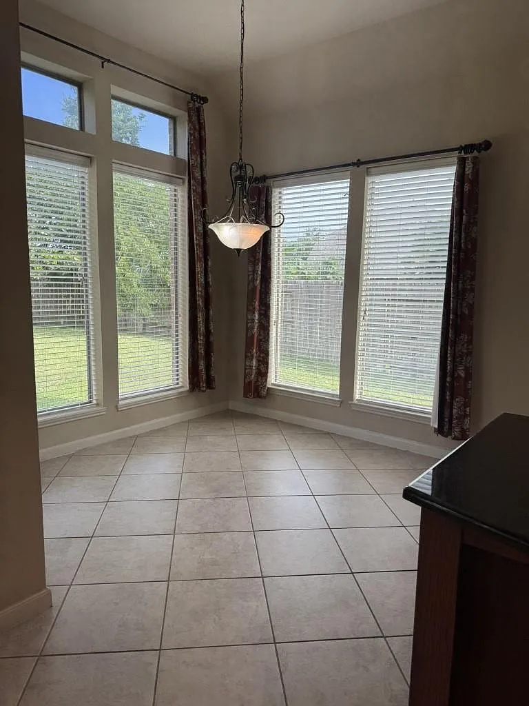 4 bed, 3.0 bath, 2907 sqft, $2,800 — Photo 4
