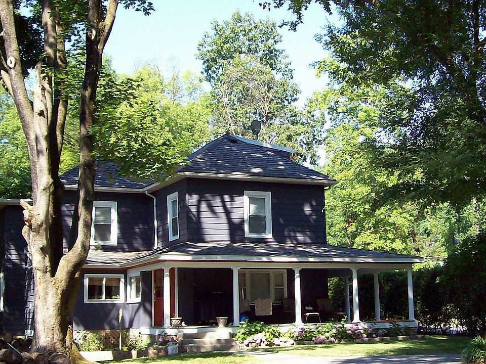 Hitching tree in front of house