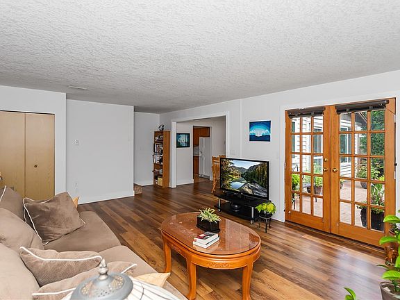 5th image of 429 Deering St