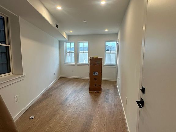 3rd image of 729 West Ave #2