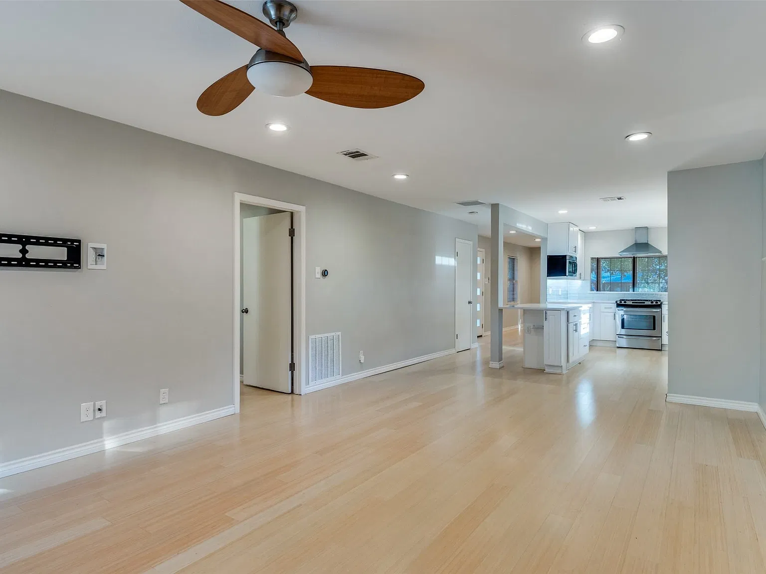 3 bed, 2.0 bath, 1498 sqft, $3,500 — Photo 3