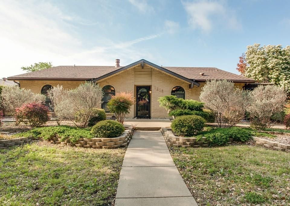 1st image of 1216 Villa Downs Dr