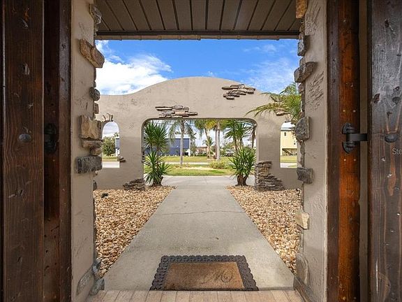 4th image of 452 SE Paradise Point Rd