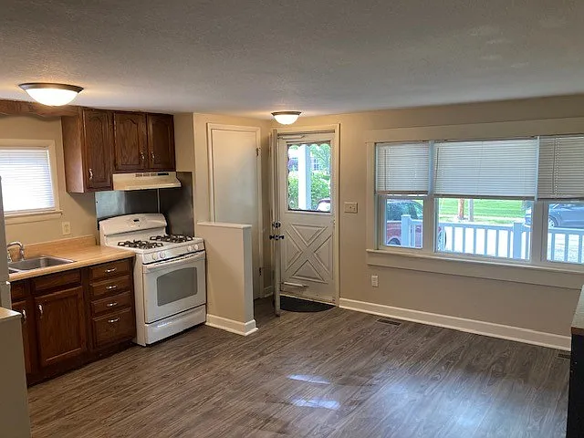 4 bed, 950 sqft, $1,800 — Photo 2