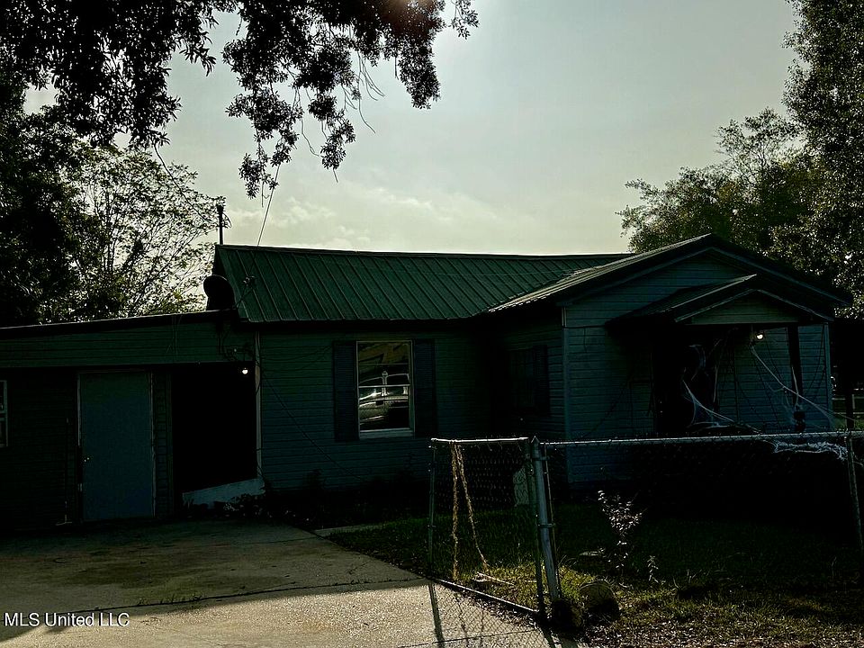 2nd image of 1100 44th Ave