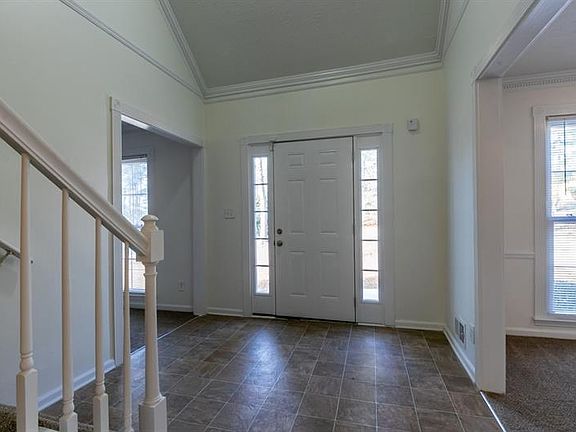 4th image of 667 Clubhouse Dr SE