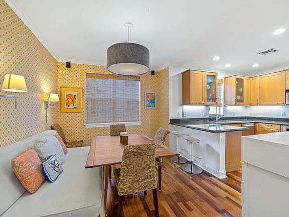 5th image of 330 Tuxedo Ln