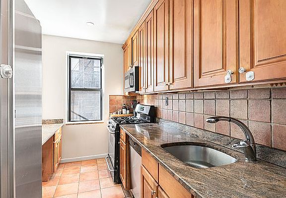 3rd image of 402 E 74th St APT 5B