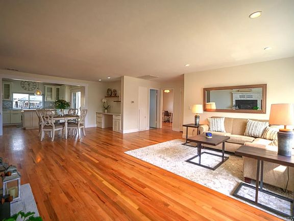 5th image of 374 Hillcrest Ave