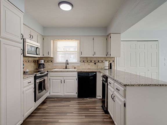 3rd image of 2540 Somerset Dr