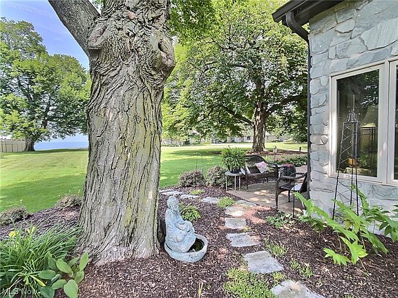 3rd image of 250 Lake Cove Ct