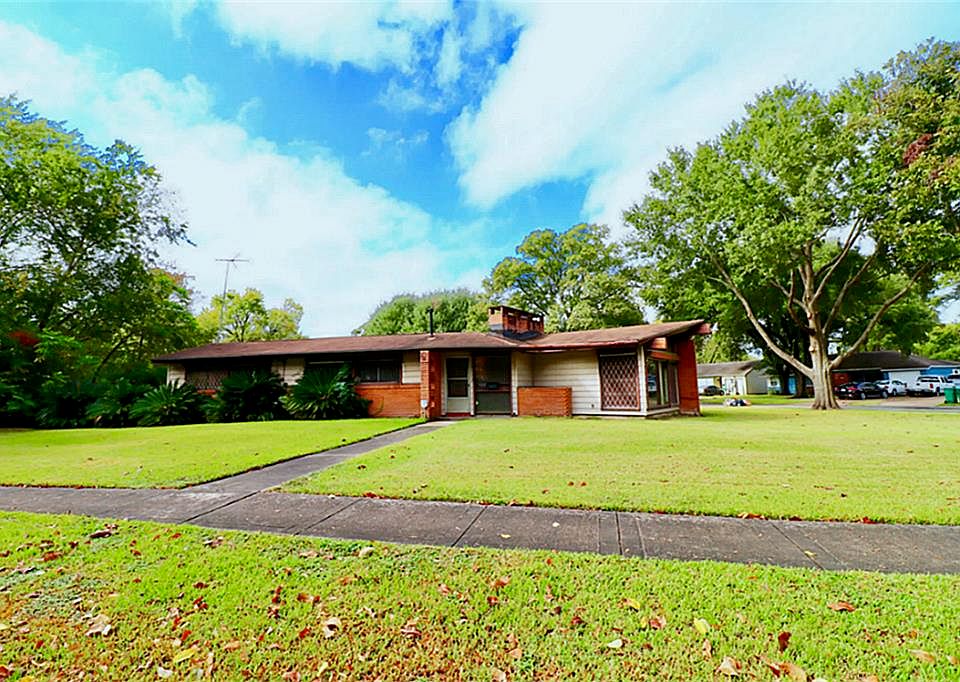 1st image of 1702 Oaks Dr