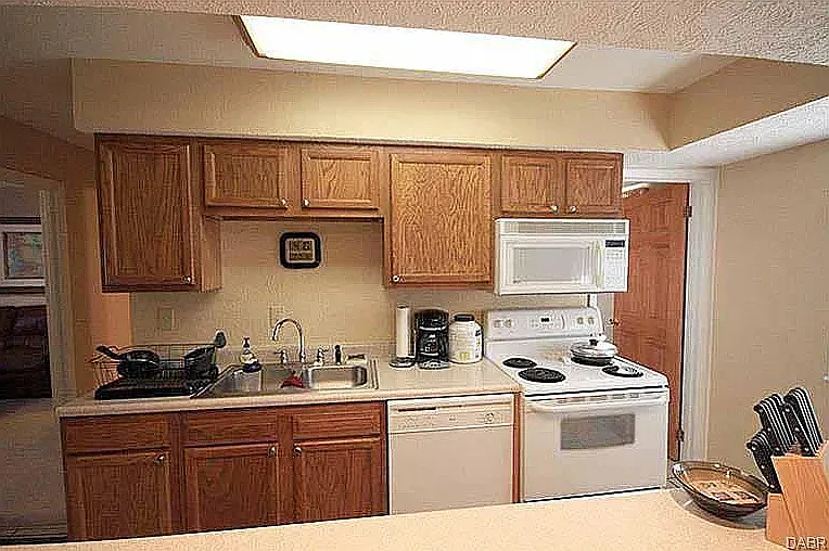105 Catalpa Dr — Photo 8