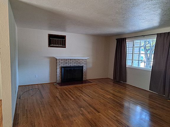 Living Room w/ gas fireplace