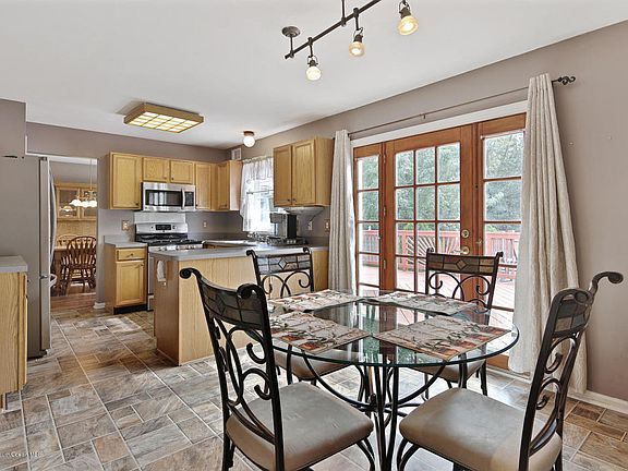 4th image of 12 Clover Hill Dr