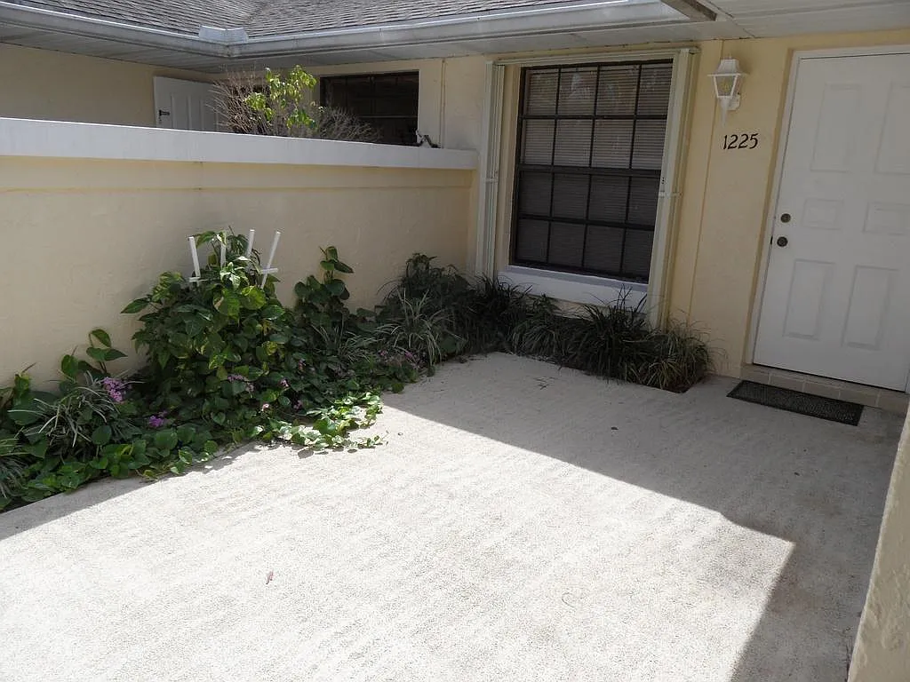 1225 Hyacinth Pl — Photo 2