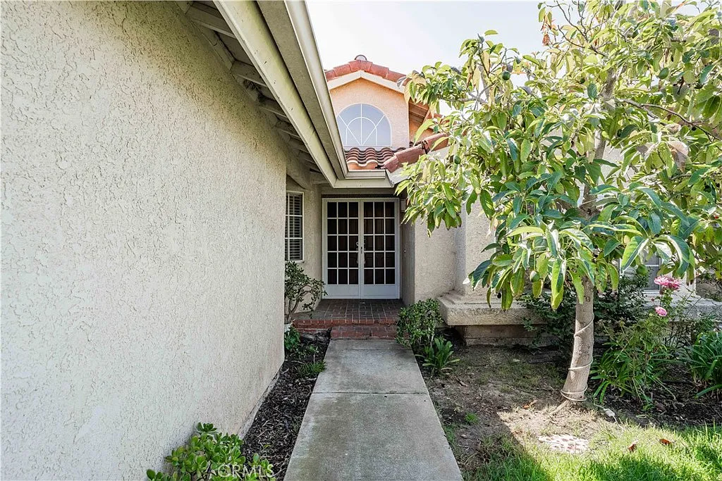 4 bed, 2.5 bath, 2332 sqft, $4,650 — Photo 2